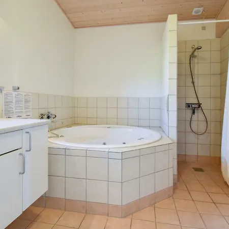 Stunning Home In Faaborg With Kitchen בית נופש